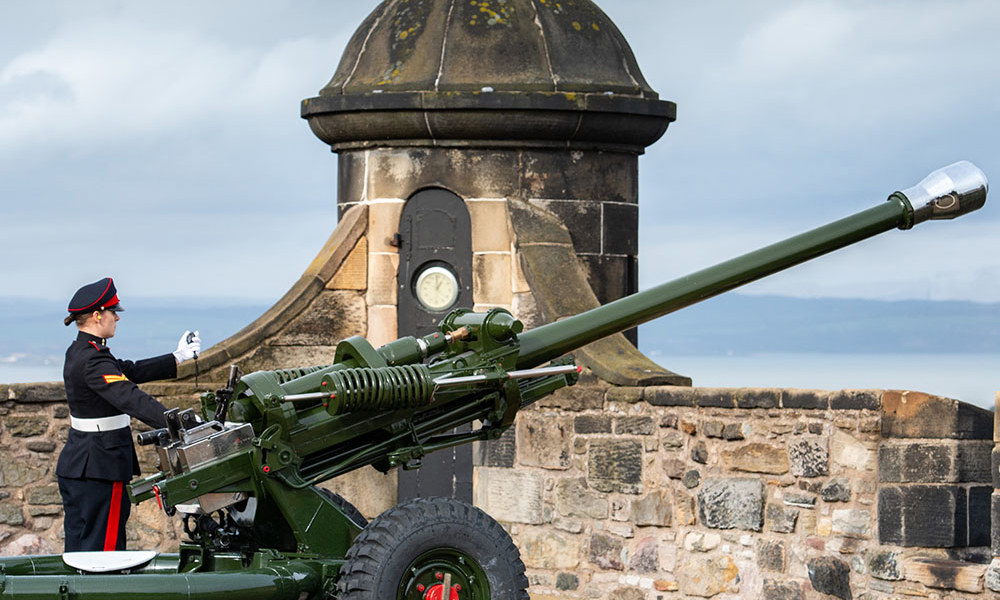 Bombardier Michaela Mawson firing the One o'clock Gun